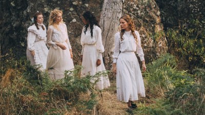 PICNIC AD HANGING ROCK